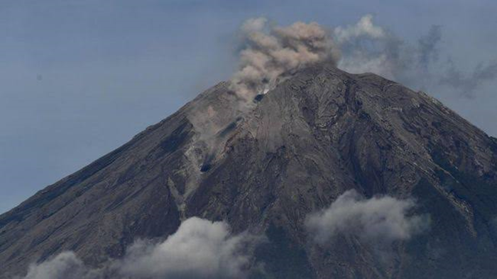 Gunung Semeru erupsi, alami letusan 3 kali dalam 11 menit