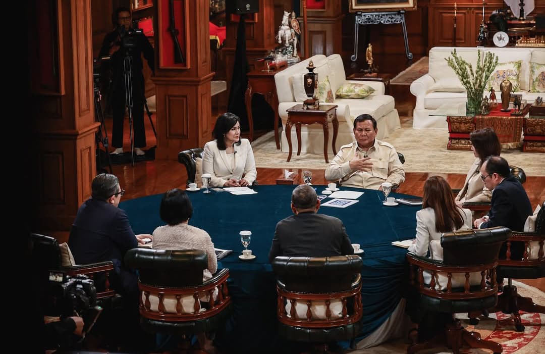 Presiden Prabowo tengah diwawancara bersama dengan 7 jurnalis senior