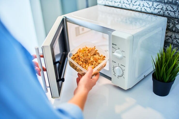 Bahaya menghangatkan makanan dan minuman ini di microwave.