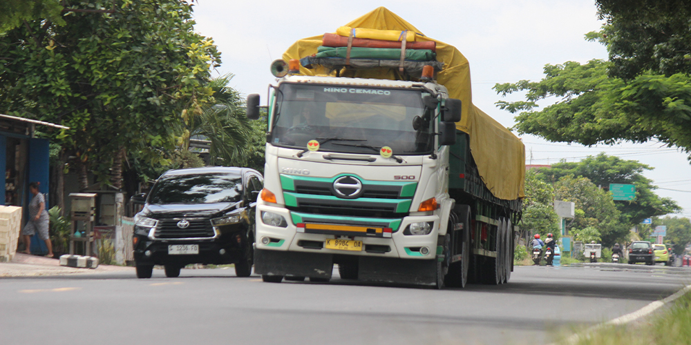 Kendaraan berat yang mengangkut barang mulai beroperasi pasca arus mudik dan balik 8 April.