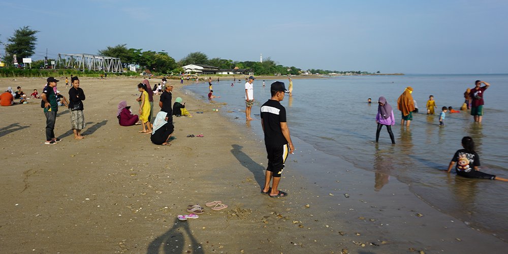 Tradisi dus-dusan di Pantai Klero, Desa Gesikharjo, Tuban yang diselenggarakan setiap H+7 Lebaran Idul Fitri.