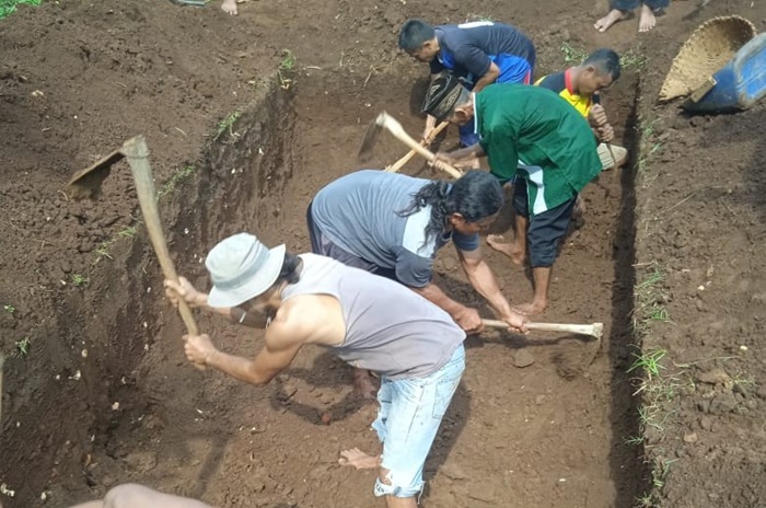 Penggalian makam masal tujuh anggota keluarga asal Desa Tuwiri Wetan Kecamatan Merakurak Tuban yang kecelakaan di Gresik.