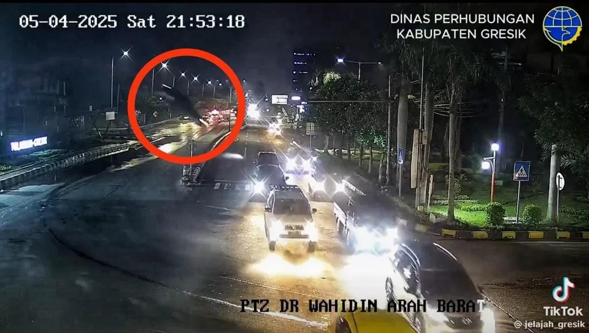 Mobil BMW terlihat terbang di tol konstruksi Gresik