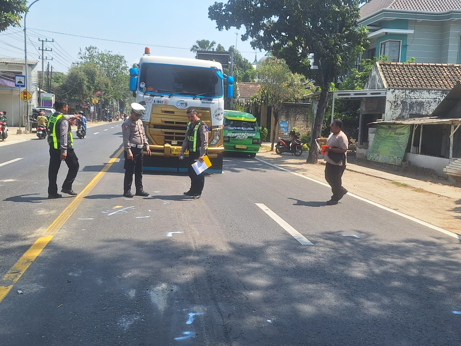 Petugas Gakkum Satlantas Polres Tuban saat mengevakuasi kecelakaan lalu lintas.