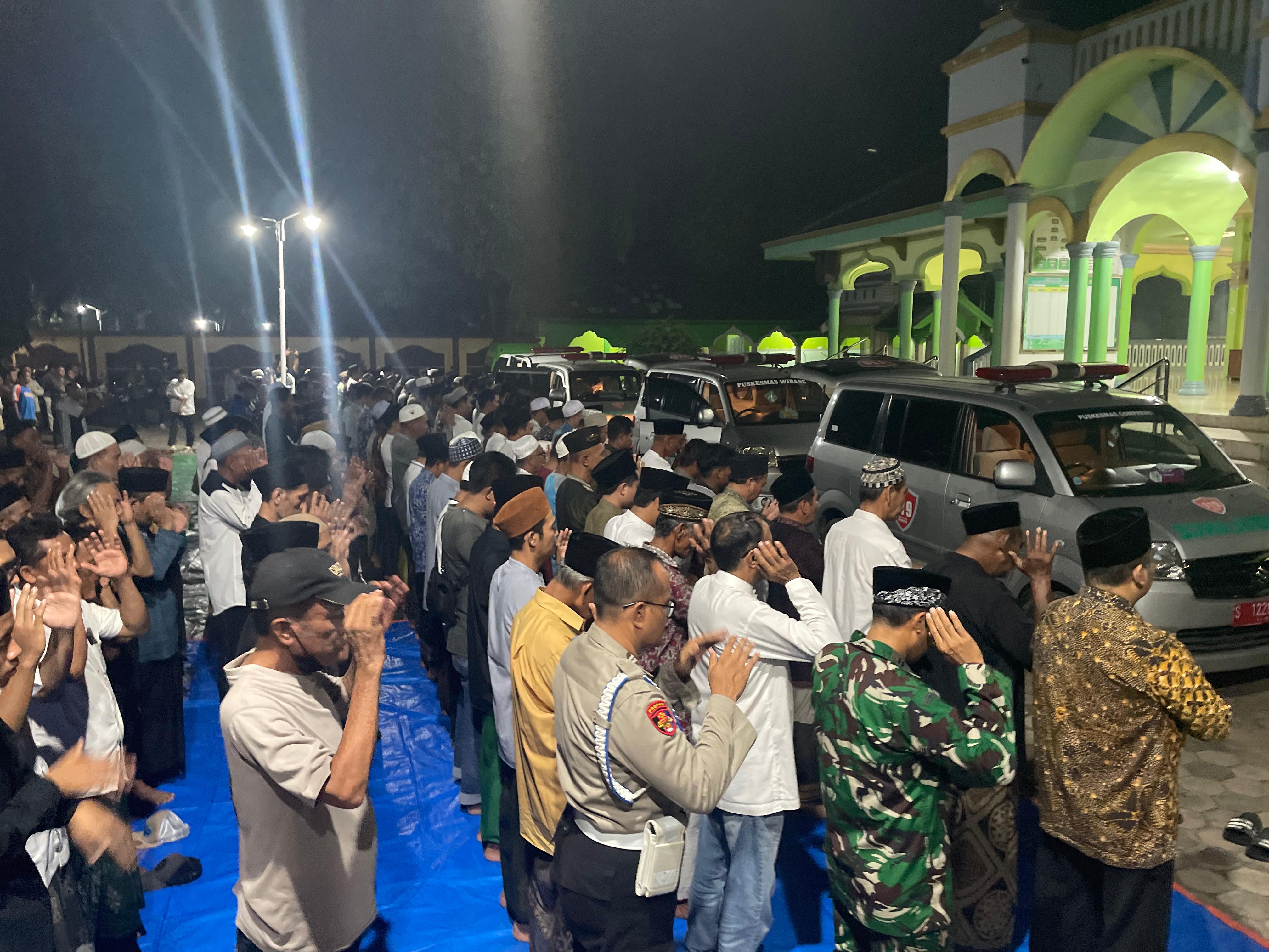 Suasana salat gaib yang dilakukan keluarga dan warga sekitar korban kecelakaan tragis pengantar umrah di Gresik.