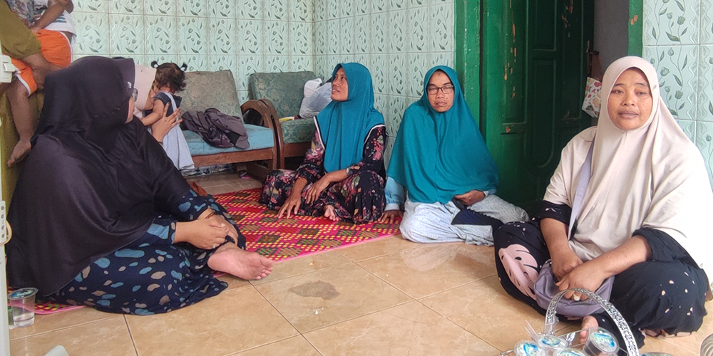 Suasana di rumah duka korban yang terlibat kecelakaan tragis di Kecamatan Duduksampeyan, Kabupaten Gresik.