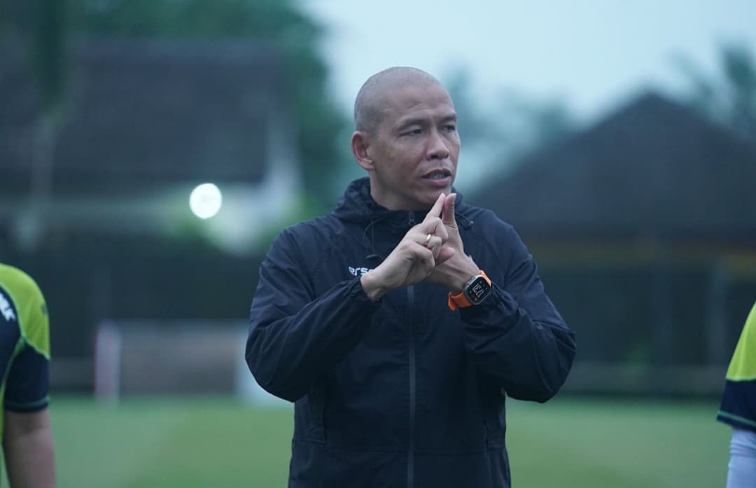 Pelatih Timnas Indonesia U-17, Nova Arianto saat memberi arahan ke tim besutannya.