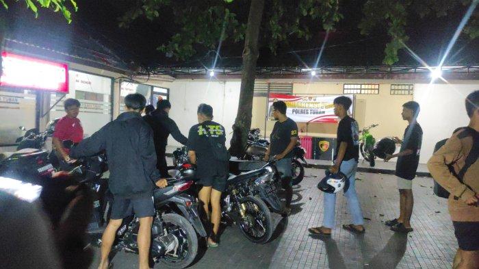 Belasan remaja pengguna knalpot brong di Tuban dihukum dorong motor sejauh 4 km.