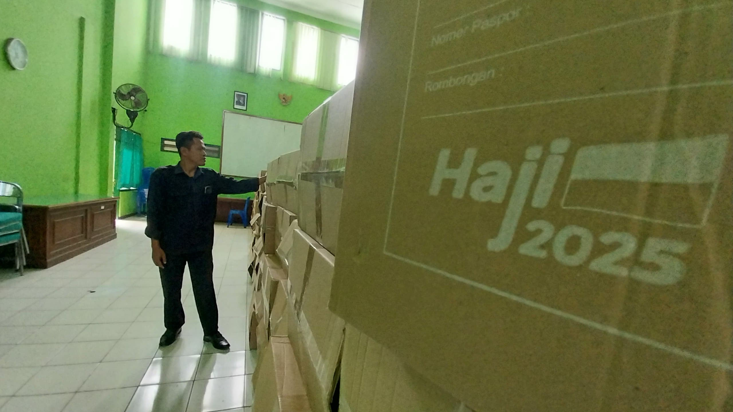 Koper Haji menumpuk di aula Kemenag Tuban menunggu diambil dari masing-masing KUA