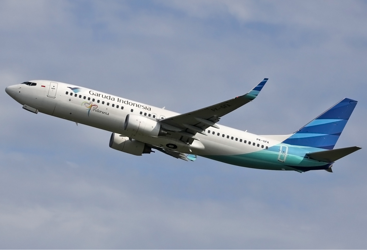 Ban depan pesawat Garuda Indonesia copot