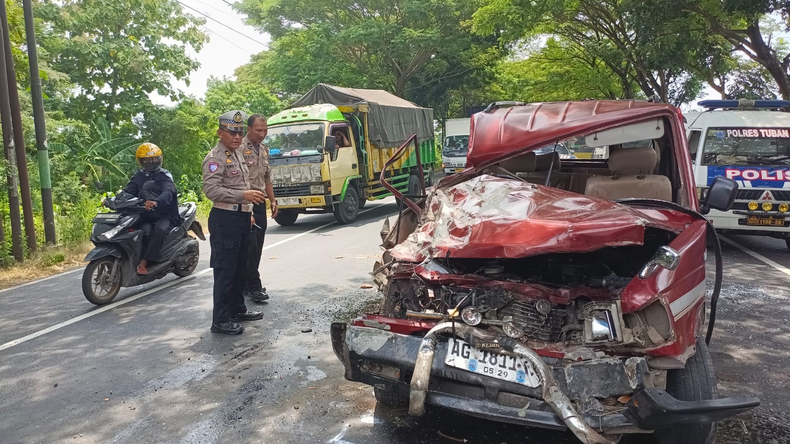 RINGSEK: Kondisi mobil Toyota Kijang yang berpenumpang rombongan dari Kabupaten Nganjuk rusak parah usai terlibat kecelakaan di jalan Tuban-Widang, Desa/Kecam