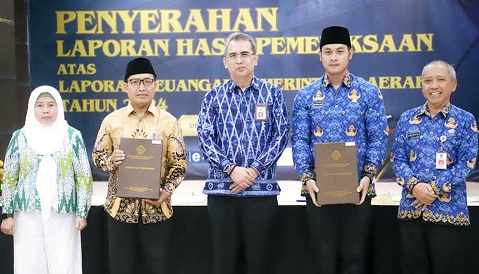 Bupati Aditya Halindra Faridzky bersama Ketua DPRD Tuban Sugiantoro usai menerima penghargaan opini WTP didampingi Sekda Tuban Budi Wiyana (kanan).