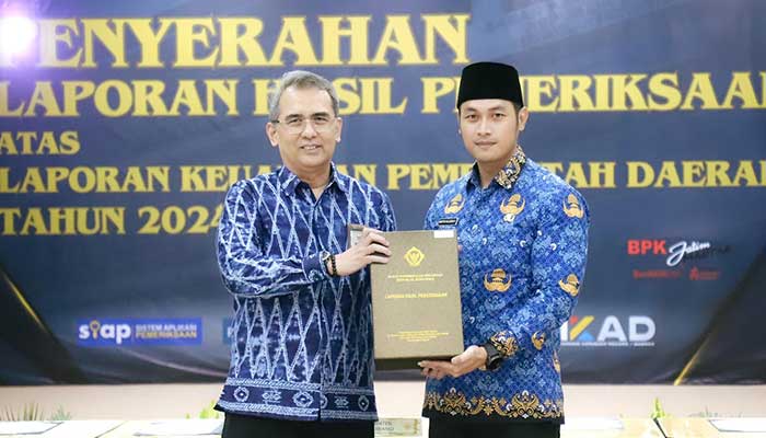 Mas Lindra terima penghargaan opini WTP dari BPK RI yang diserahkan oleh Kepala Perwakilan BPK RI Provinsi Jawa Timur, Yuan Candra Djaisin di Kantor BPK Perwakilan Provinsi Jawa Timur, kemarin (17/4).