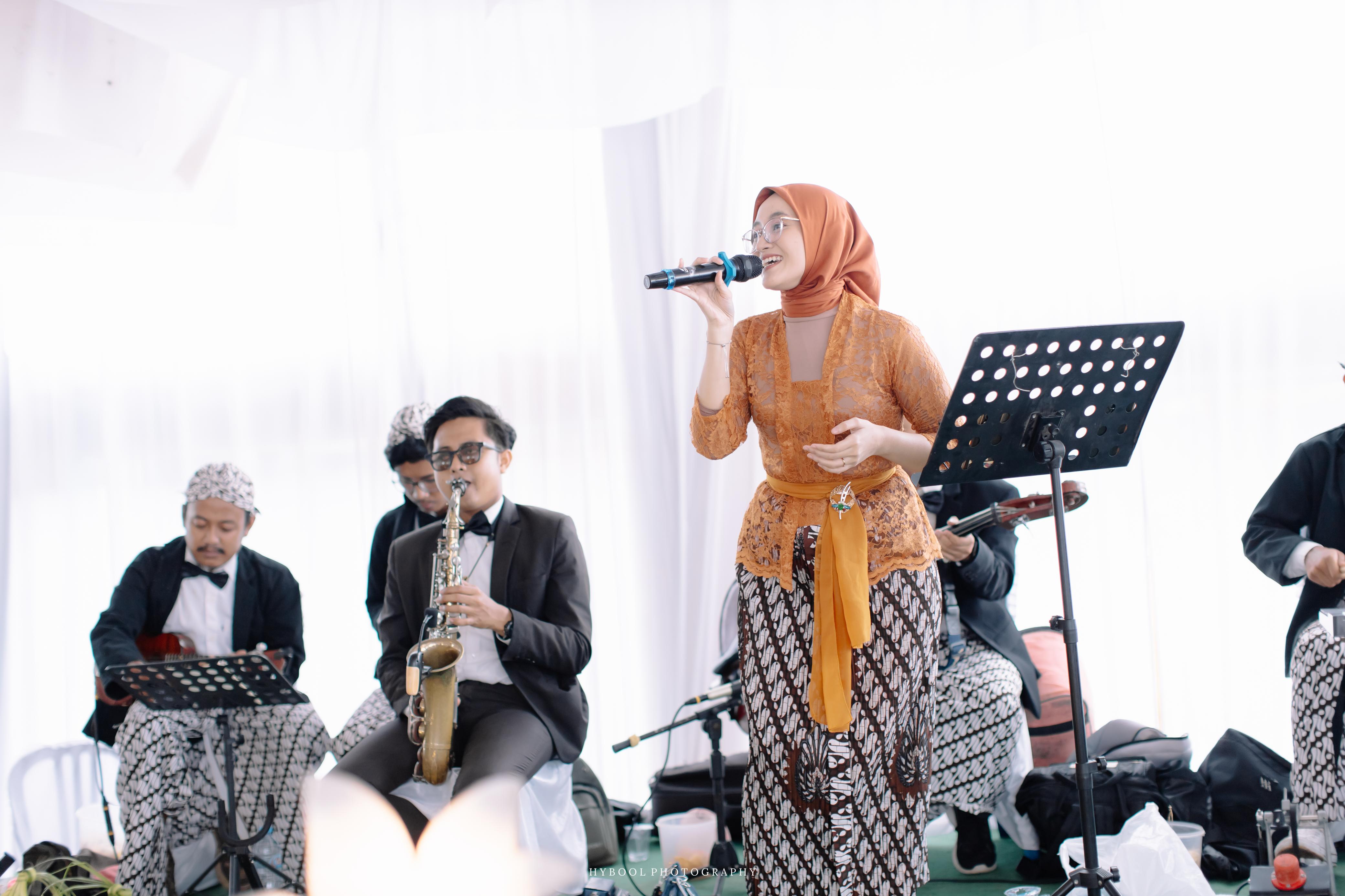 Penampilan grup musik Gandara Loka ketika mendendangkan lagu keroncong saat mengisi acara pernikahan di wilayah Kabupaten Tuban.