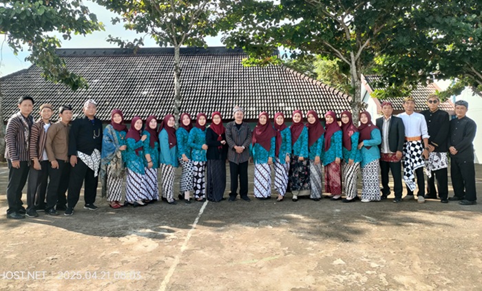 Guru SMAN Grabagan yang mengenakan pakaian adat saat peringatan Hari Kartini, 21 April 2025.