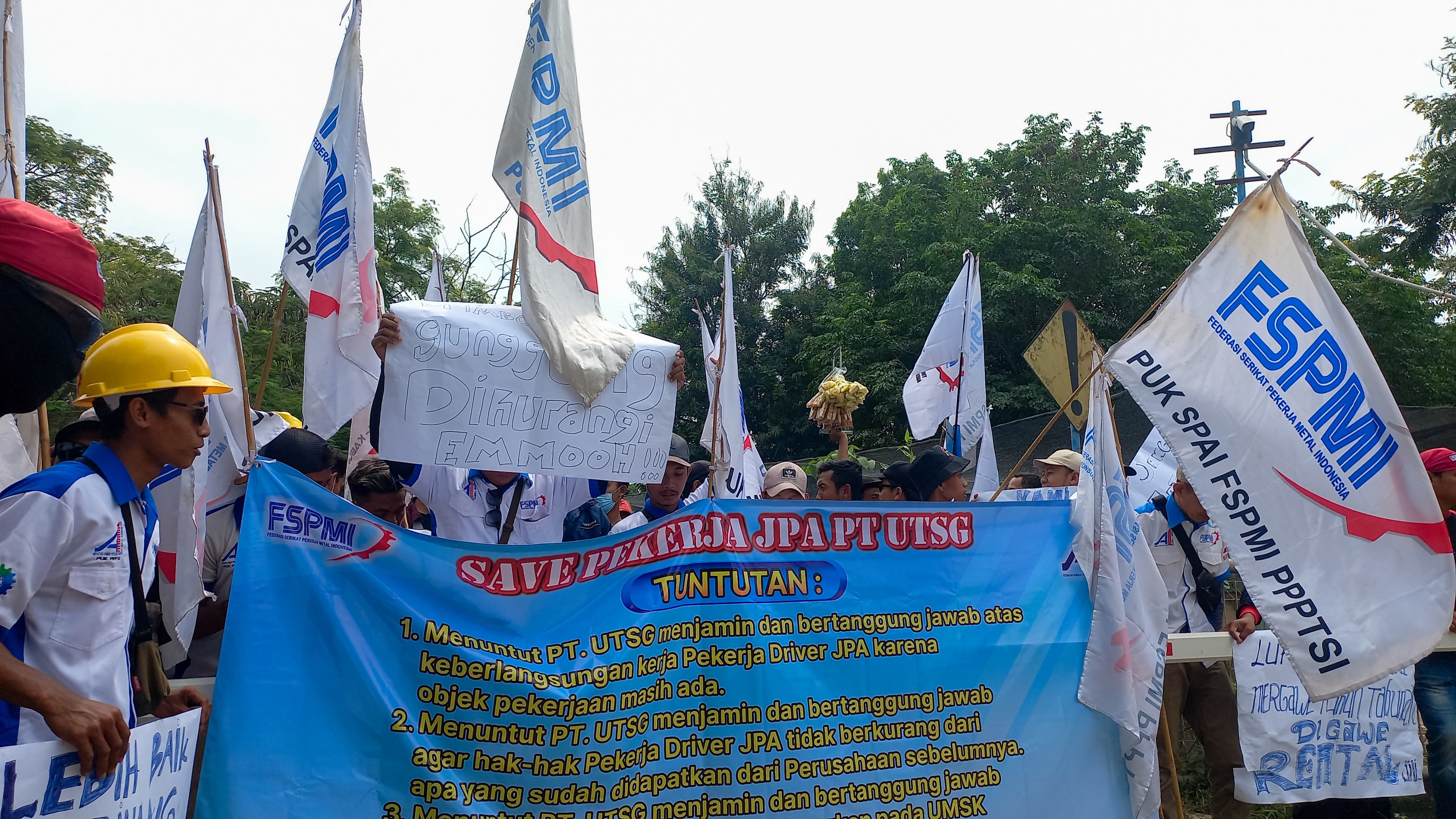 Aksi demonstrasi ratusan buruh JPA PT UTSG menolak kebijakan perusahaan yang dinilai tak adil dan tak manusiawi, kemarin (21/4).  &nbsp;