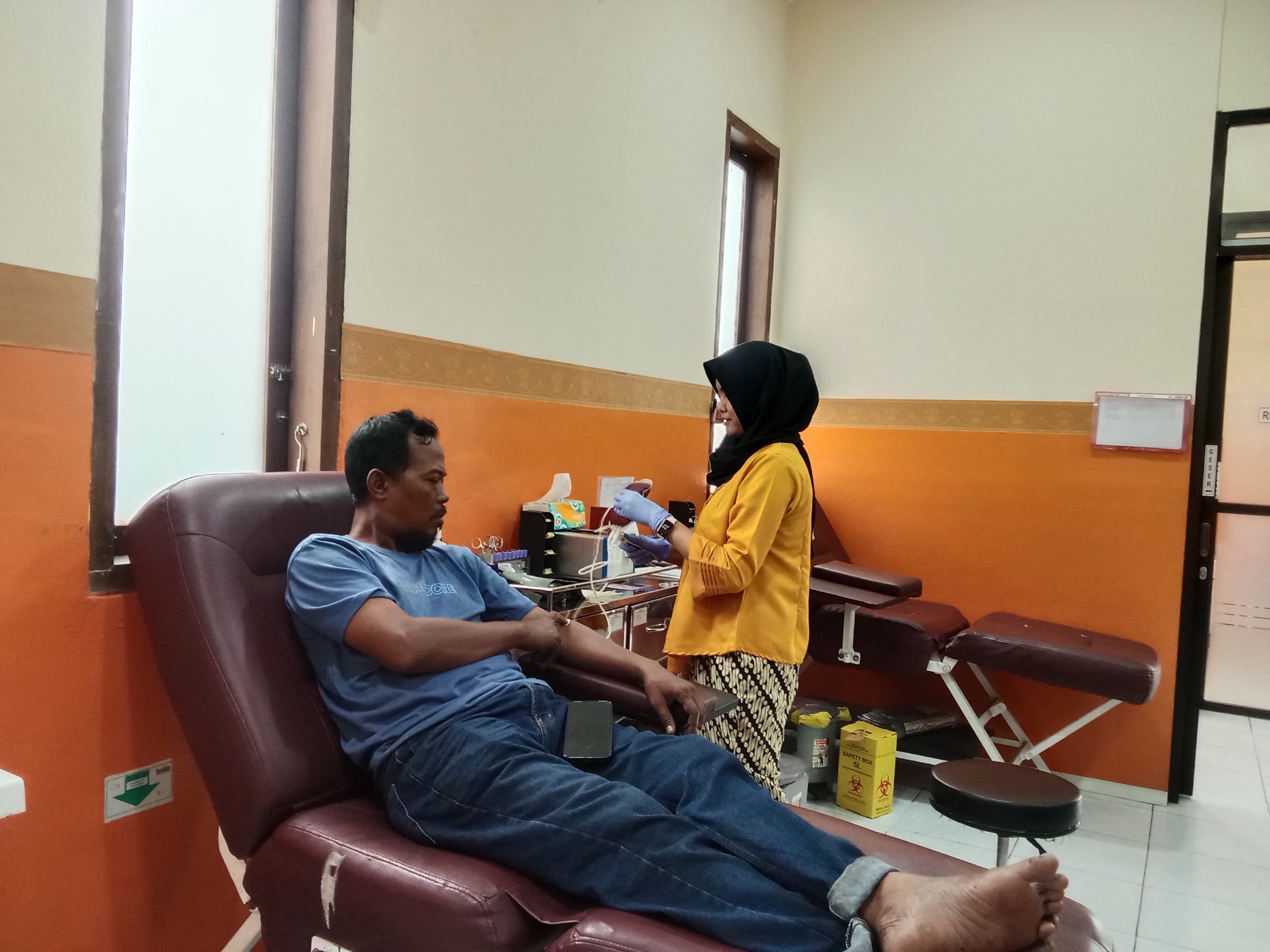 Petugas UDD PMI Tuban  berkebaya mengambil darah pendonor di ruangan pengambilan darah, kemarin (21/4).