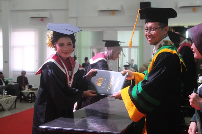 Rektor IIKNU Miftahul Munir menyerahkan salinan ijazah kepada wisudawati dalam wisuda ke-VII, kemarin (23/4).