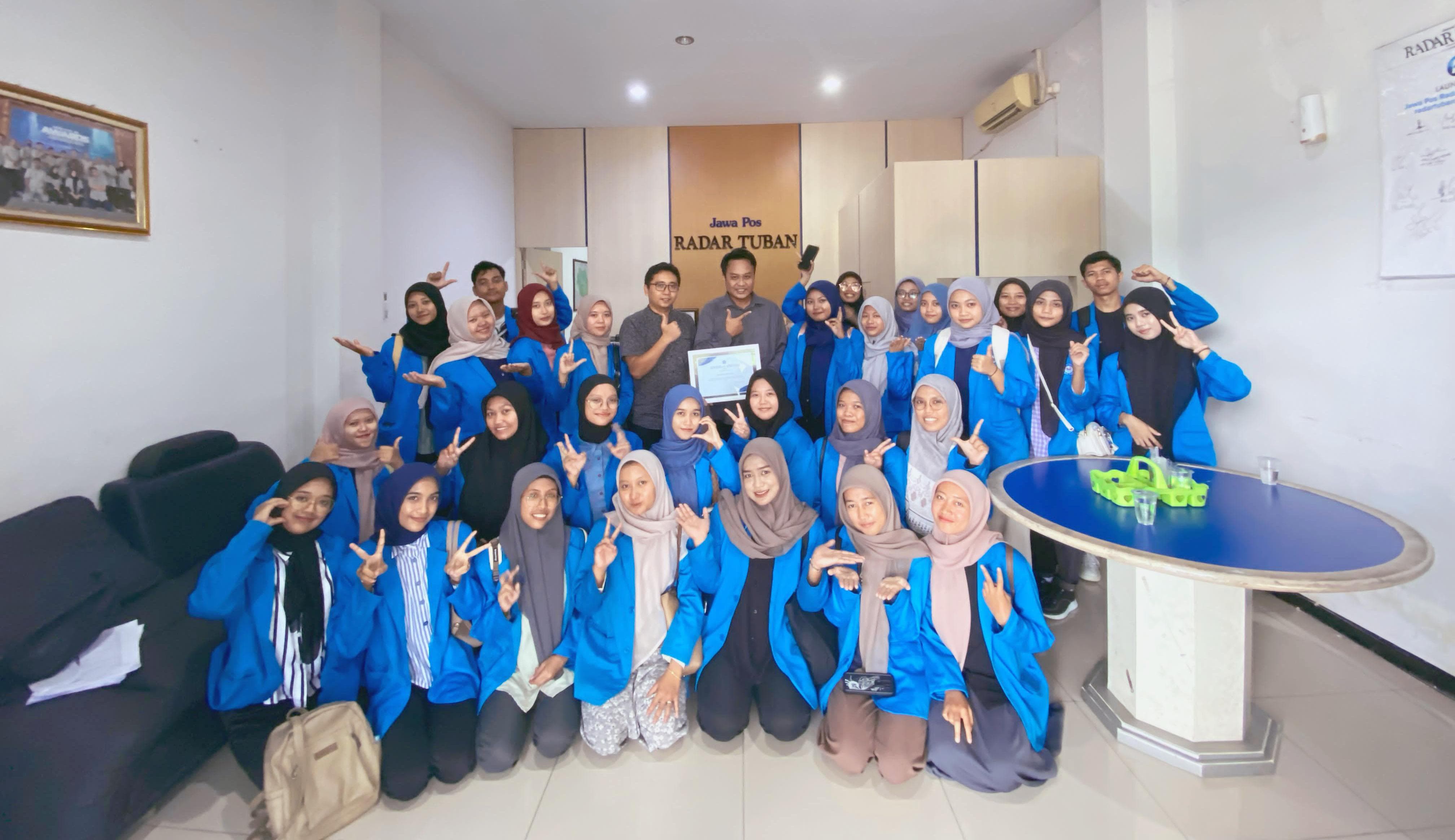 Mahasiswa PBSI Unirow Tuban kunjungi Jawa Pos Radar Tuban untuk belajar langsung tentang dunia jurnalistik dan literasi digital.