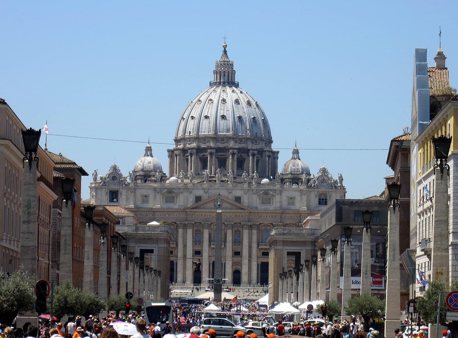 Gereja Vatikan di Roma yang ramai kunjungan.
