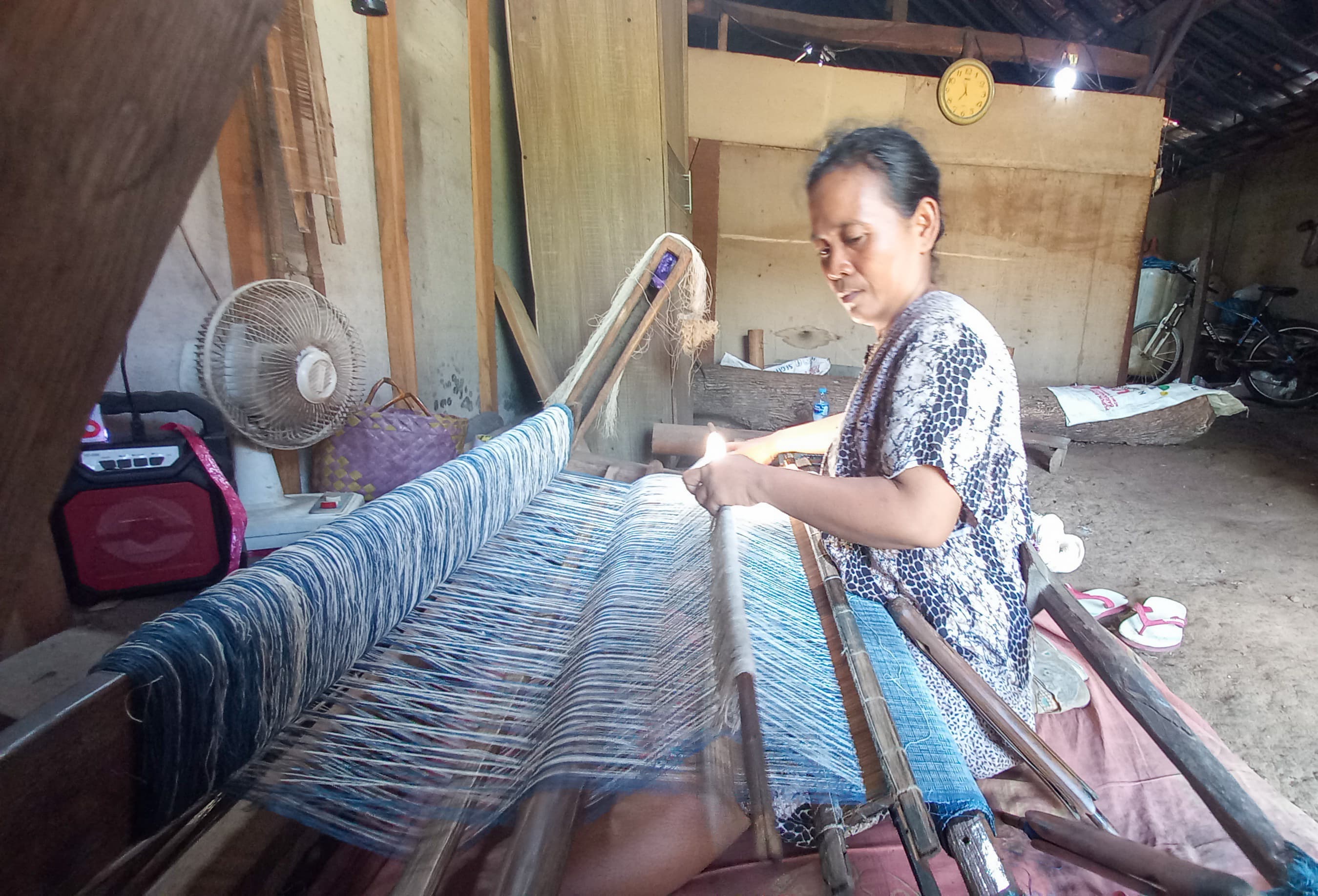 Sarinah, perajin tenun gedog asal Dusun Kajoran, Desa Margorejo, Kecamatan Kerek, yang terus eksis hingga sekarang demi menjaga warisan budaya bangsa.