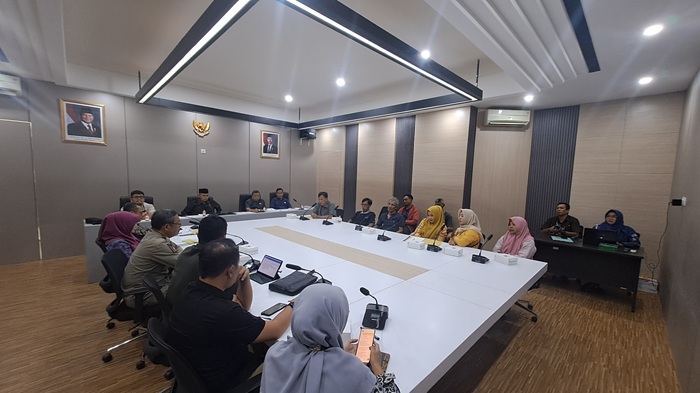 PKL berdiskusi dengan anggota DPRD Tuban dan dinas terkait di ruang Komisi III DPRD terkait nasib mereka yang sampai saat ini tidak ada kejelasan.