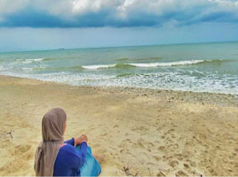 Pantai Sumur Pawon, di Desa Mentoso, Kecamatan Jenu yang memiliki pesona tersendiri.