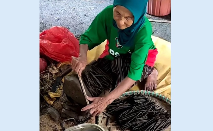 Pembuat Ampo Tuban yang masih bertahan, Mbah Rasimah.