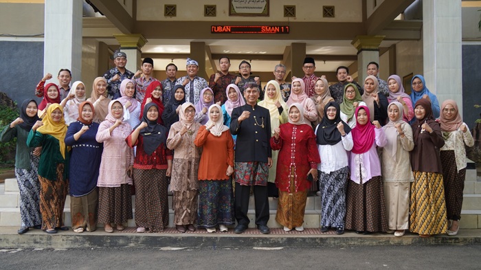 PERINGATAN HARI KARTINI: Keluarga besar pendidik SMAN 1 Tuban mengenakan pakaian tradisional untuk melestarikan warisan budaya.