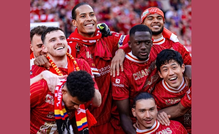 Skuad Liverpool yang bergembira usai memastikan gelar Premier League 2024/2025.