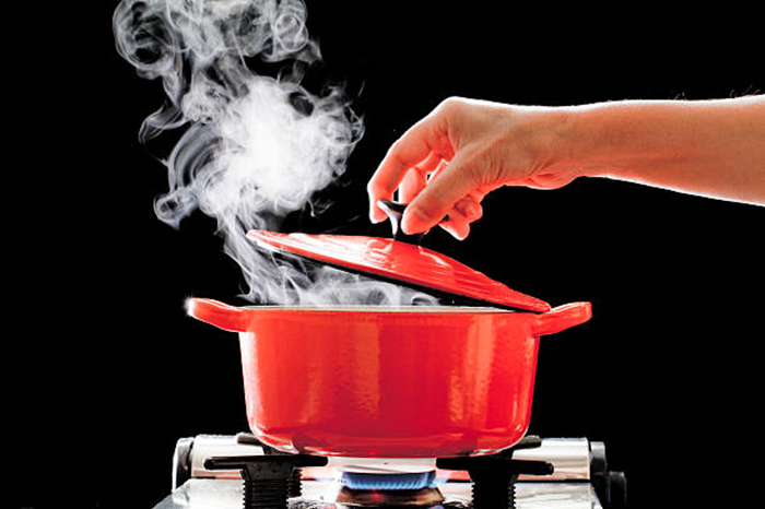 Alat masak berbahan besi dan seng