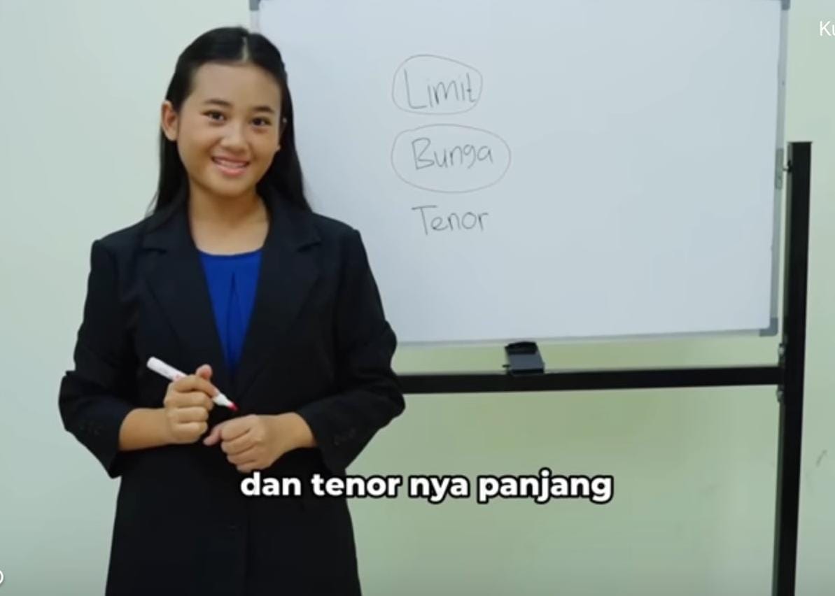 Aura Cinta saat menjadi talen iklan pinjaman online yang banyak disebarkan warganet.