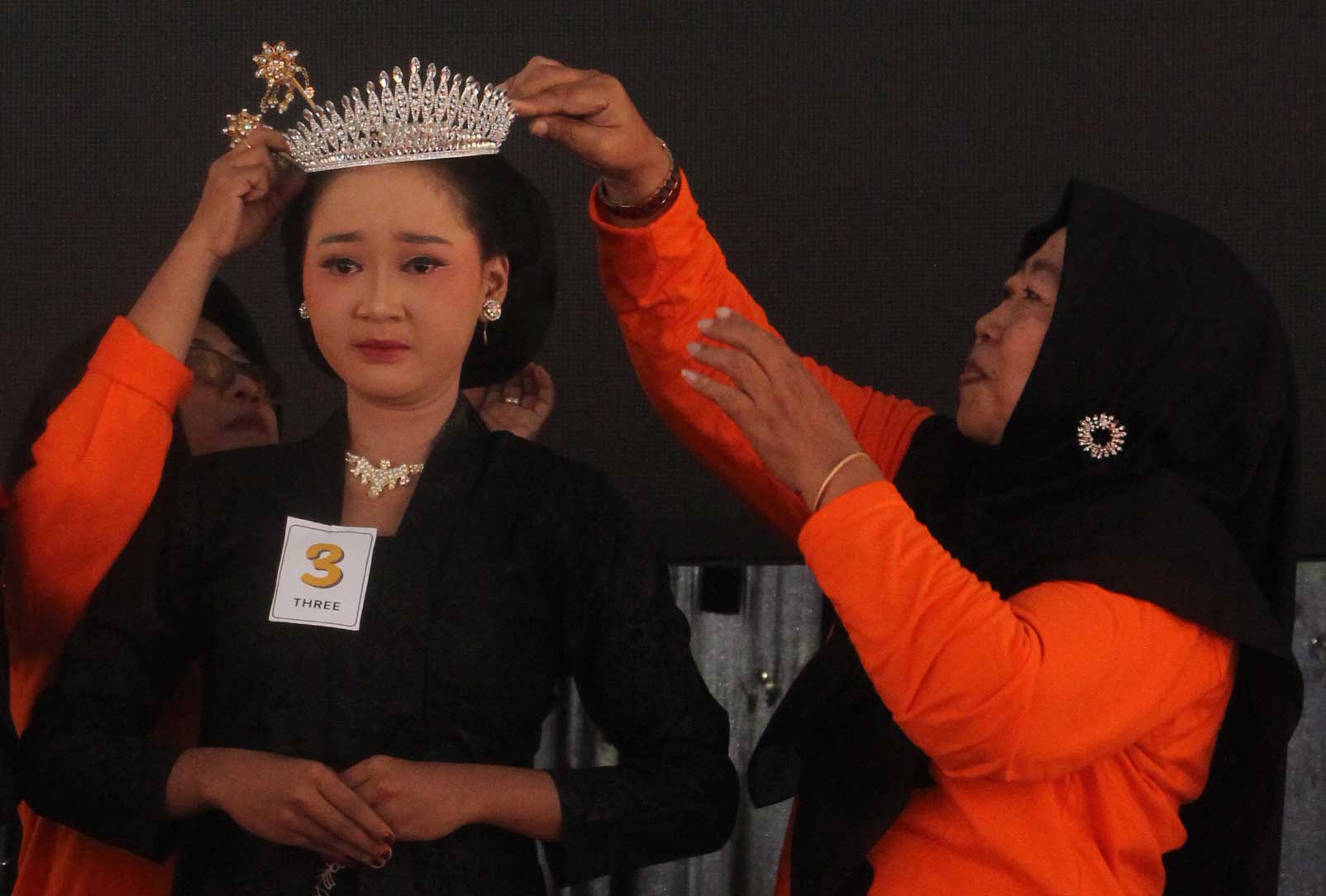 Kepala SMK Negeri 2 Tuban Dra. Heny Indriana, MM. memakaikan mahkota kepada pemenang pemilihan Putri SMEKDA 2025.