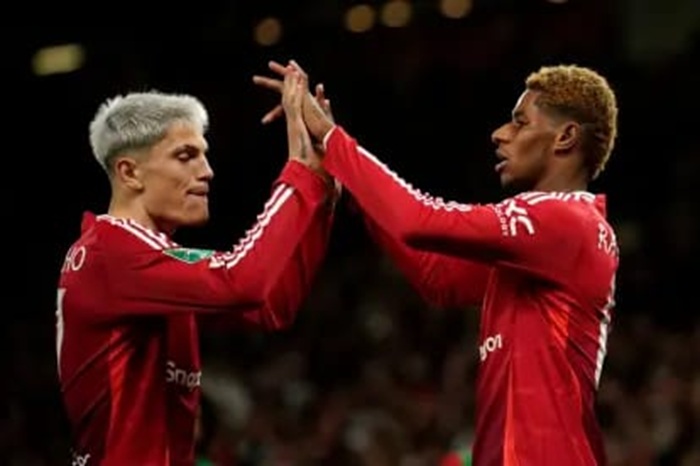 Manchester United yang merombak line up utama pemainnya.