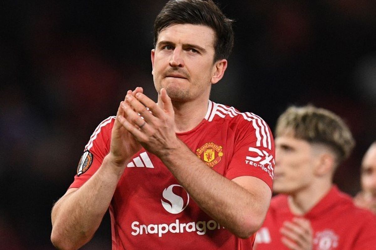 Manchester United menolak lima tawaran untuk Harry Maguire dan mempertimbangkan perpanjangan kontrak.