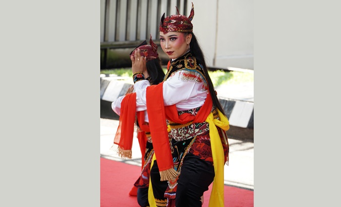 Ni Ratih Putri Yuniar saat menampilkan salah satu tarian tradisional dengan pakaian khas tarian itu.
