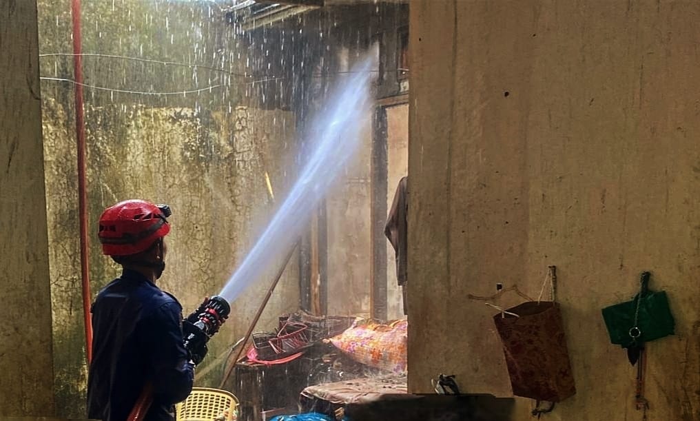 Petugas Damkar Tuban melakukan penyemprotan terhadap api yang membakar rumah warga di Kelurahan Sidorejo, Kecamatan Tuban, kemarin.