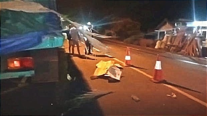Petugas Satlantas Polres Tuban melakukan olah TKP peristiwa kecelakaan di Jalan Tuban-Widang, Desa Minohorejo, Kecamatan Widang, kemarin (1/5) dini hari.