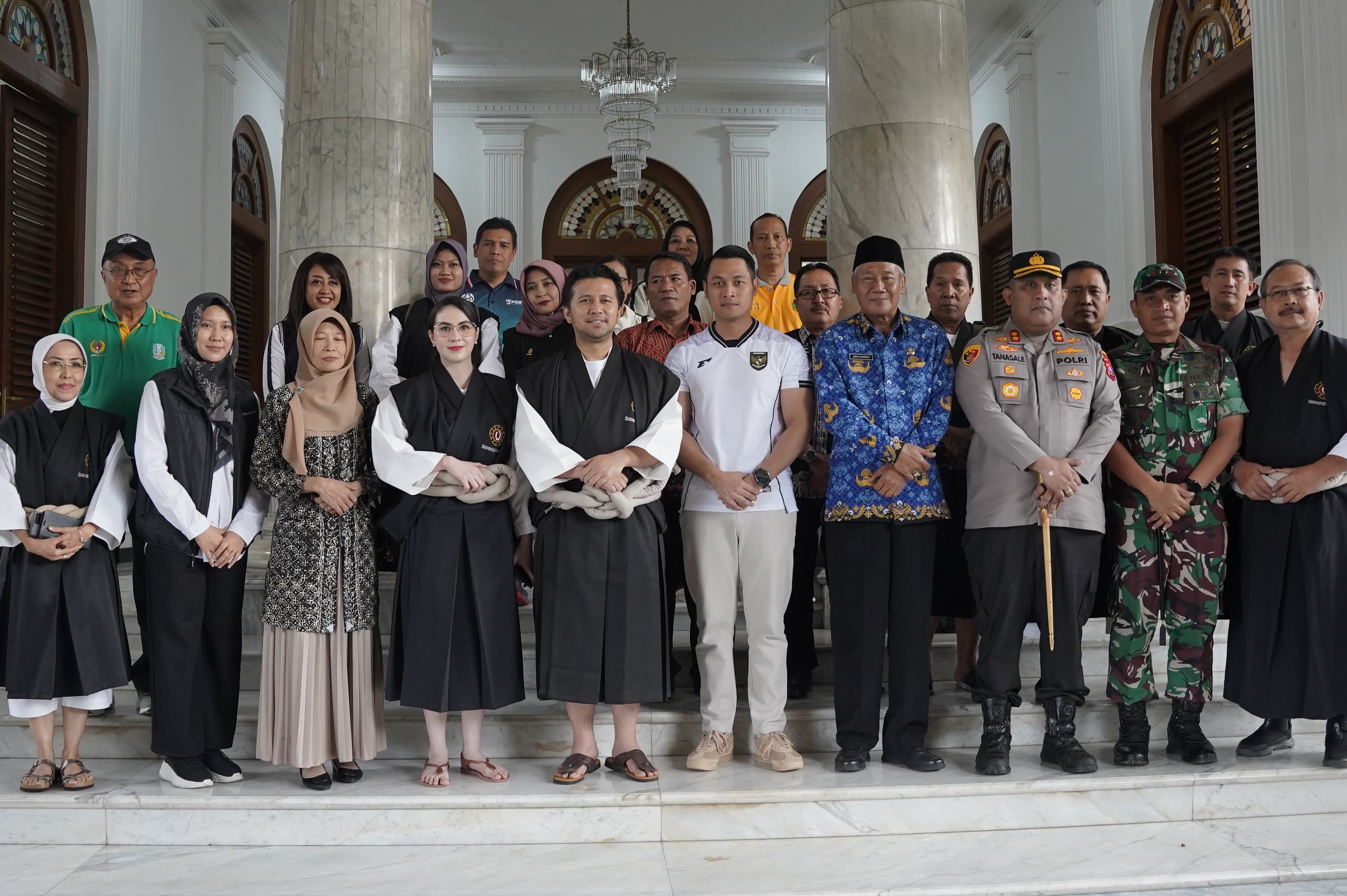 Wakil Gubernur Jatim Emil Elestianto Bupati Tuban sambut Wakil Gubernur  dan Ibu Asuh Shorinji Kempo Jatim, di Pendapa Kridha Manunggal Tuban
