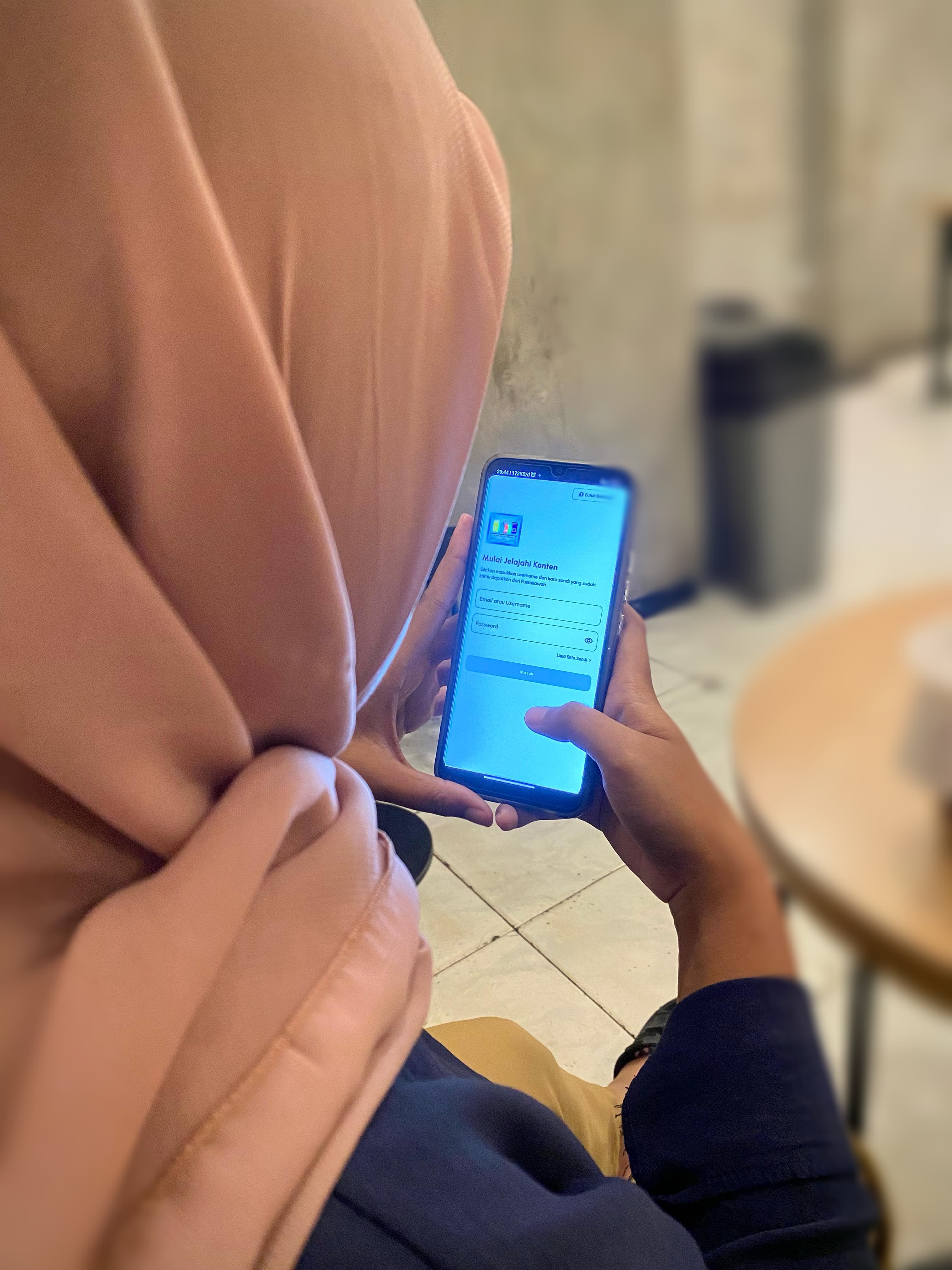 Salah satu warga Tuban saat mengakses proses login pada aplikasi Tulib.