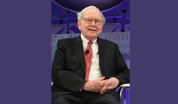 Warren Buffett membuat keputusan mengejutkan dengan mundur dari CEO Berkshire Hathaway.