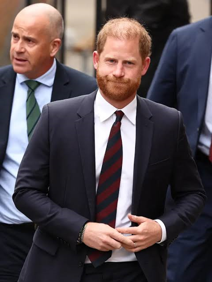 Pangeran Harry keluar dari gedung Pengadilan Tinggi London pada Rabu, 9 April 2025.