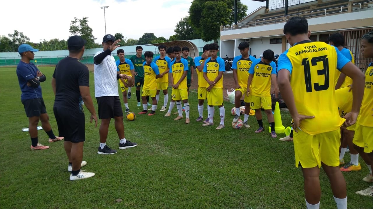 Para pemain tim sepak bola putra Porprov Tuban fokus mendengarkan instruksi dari tim pelatih saat melakoni pemusatan latihan di Stadion Lokajaya Tuban.