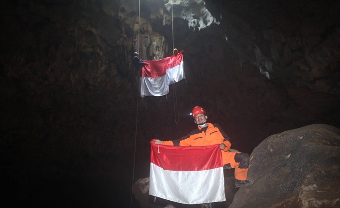 Kharisma Yuda saat melakukan penyusuran gua bersama komunitasnya.