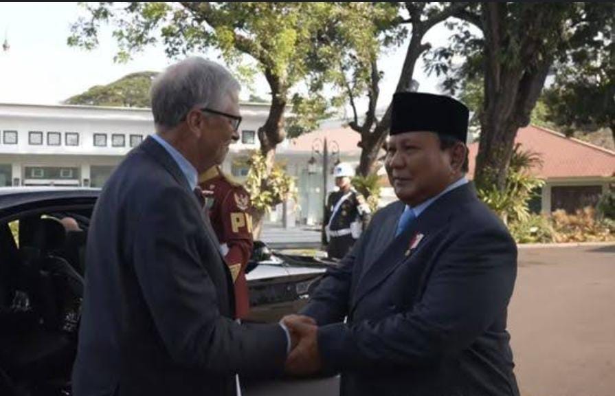 Presiden Prabowo menjabat tangan Bill Gates setibanya di Istana Merdeka, Rabu (7/5).