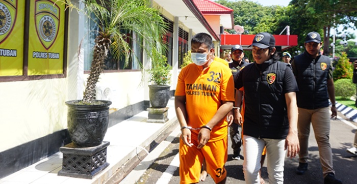 Ketiga pelaku pencurian beras dan gabah hanya bisa tertunduk di hadapan polisi, kemarin (6/5).