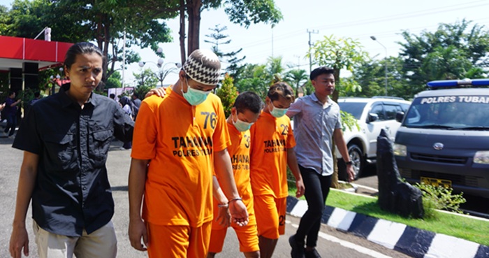 Ketiga tersangka pengedar narkotika di Tuban saat dikeler polisi menuju sel tahanan, kemarin (6/5).