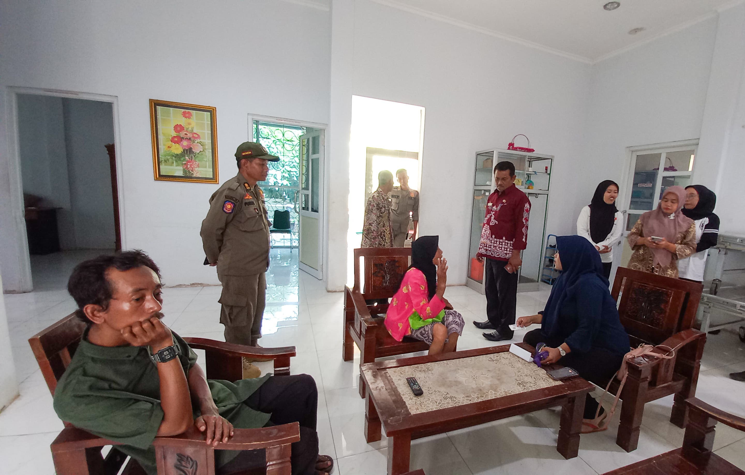 Pihak Dinsos dan Satpol PP menginterogasi pengemis yang berhasil diamankan dari jalanan.