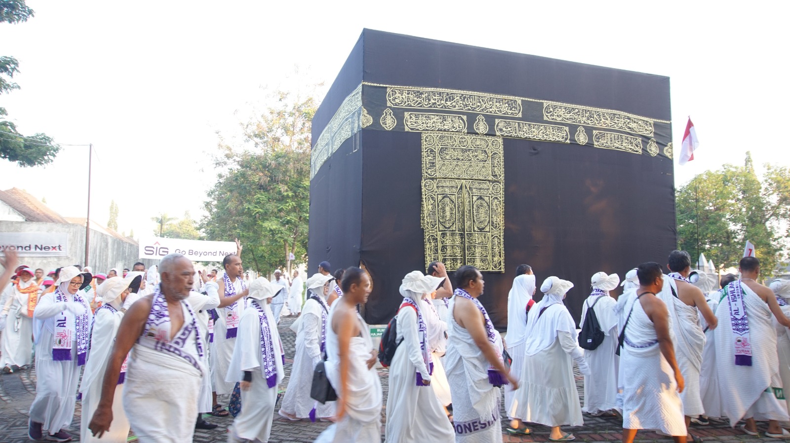 Calon jemaah haji mengikuti masaik akbar di Graha Sandiya, kompleks Perumahan Semen Indonesia, kemarin (6/5).&nbsp;