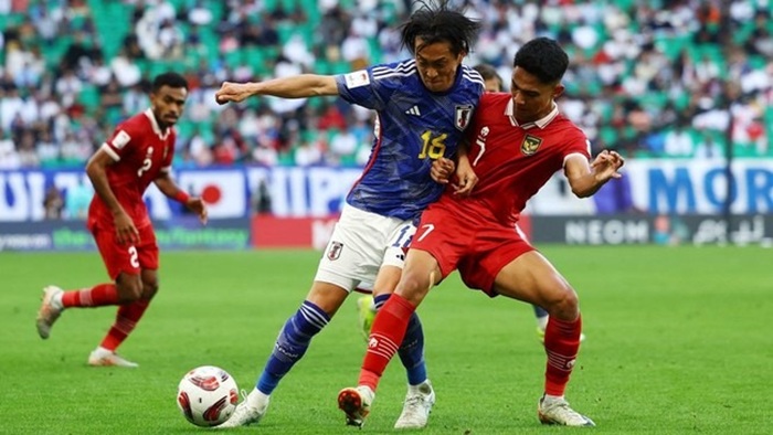 Pemain Timnas Indonesia era saat ini Marselino Ferdinan (kanan) saat duel dengan pemain Jepang.